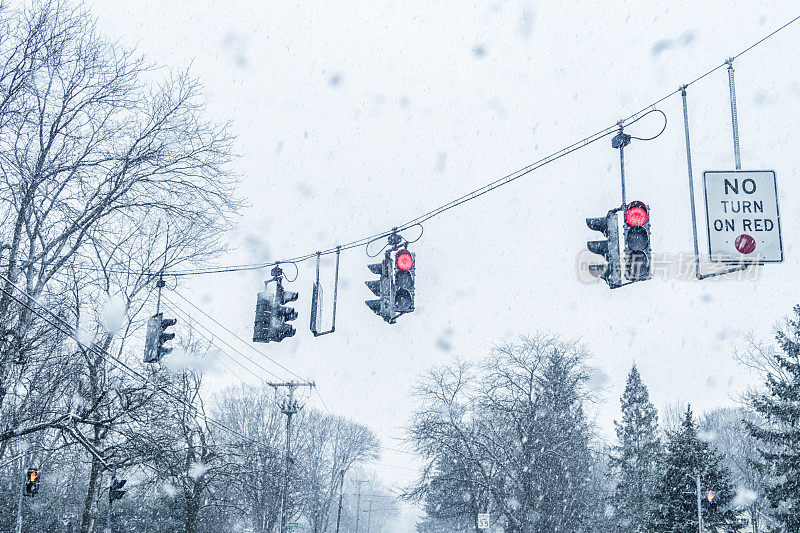 红灯、红灯、交通灯、冬季暴风雪、暴风雪