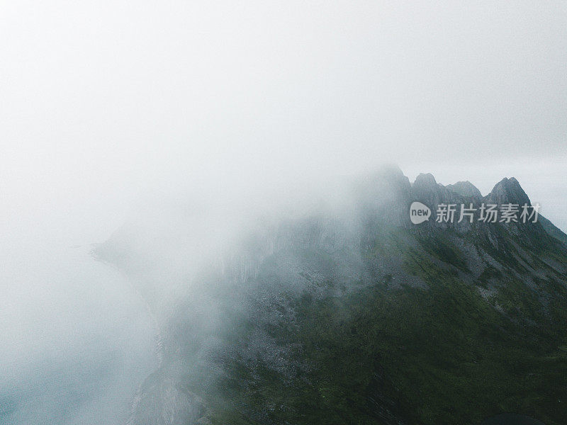 鸟瞰图的高山峰的塞格拉山和海在挪威北部的雾