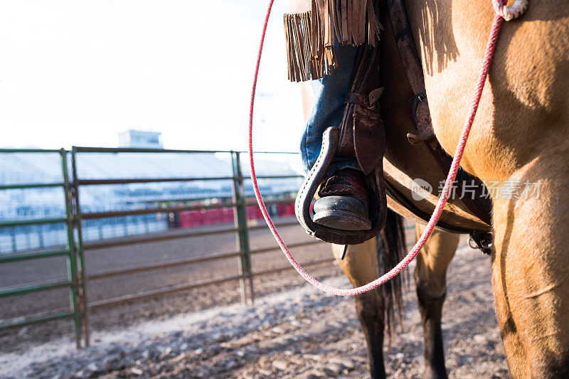 一个牛仔的靴子放在马镫上的特写