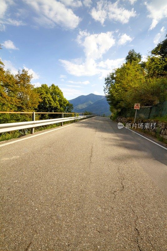 意大利科莫湖畔的风景优美的道路