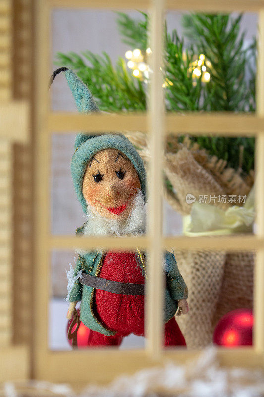 复古精灵圣诞装饰透过玩偶屋的窗户