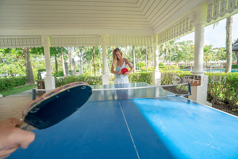 人们在度假胜地打乒乓球消遣和享受假期的个人观点