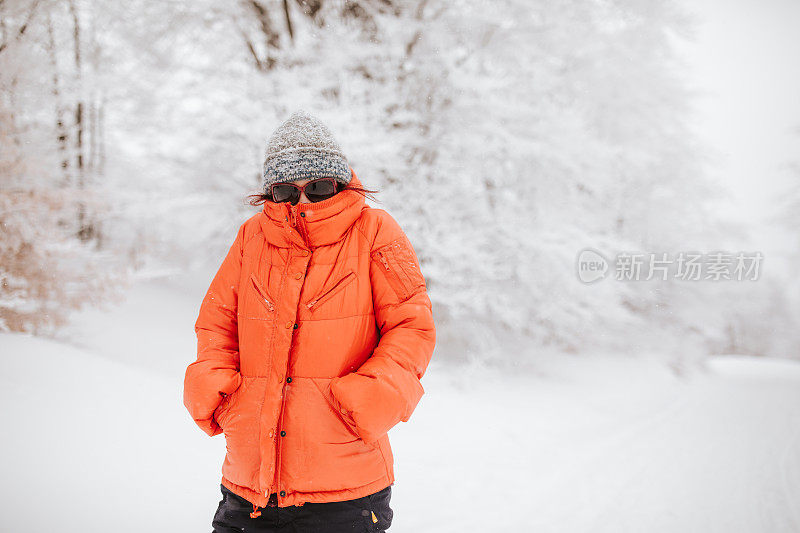 一个女人在深雪中行走