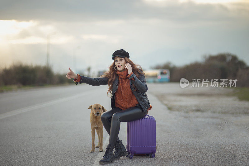 带着狗搭车的女旅行者