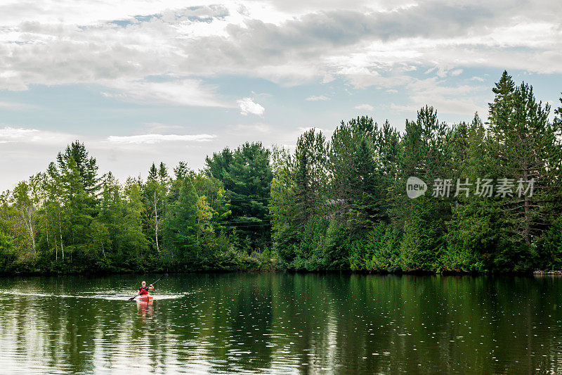 一个在湖上划皮划艇的葡萄牙女人。