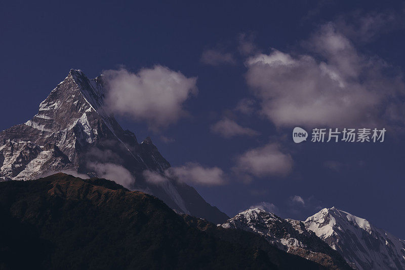 白雪覆盖的山峰映衬着蓝天