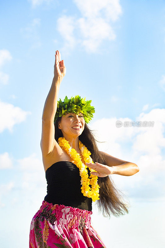 考艾岛海滩上的夏威夷草裙舞