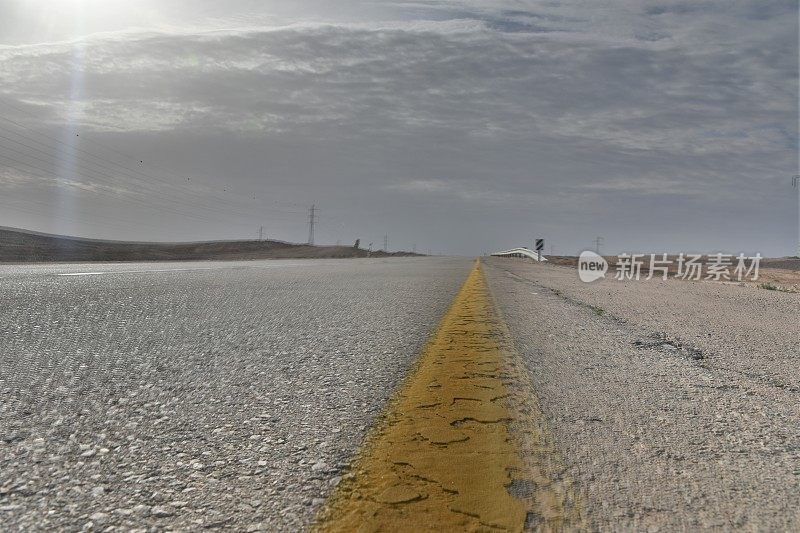 沙漠道路从地面看，HDR