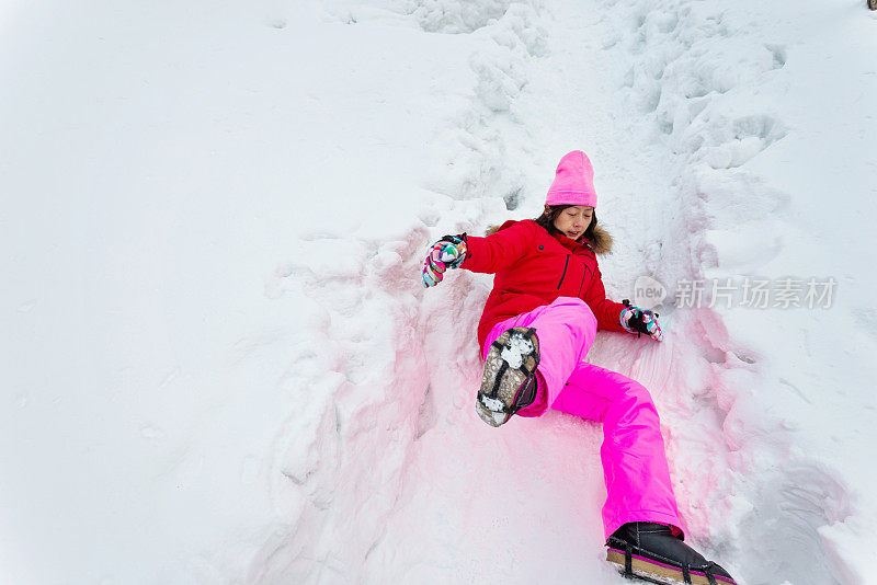 女人摔倒在雪地上