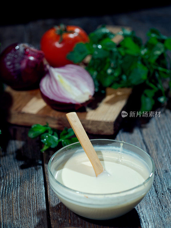 准备素食玉米卷沙拉