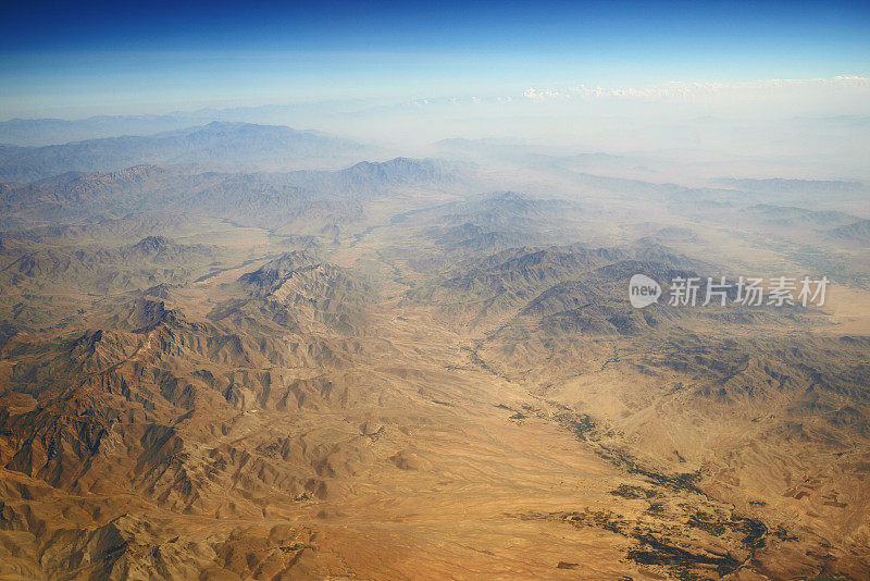 从飞机上俯瞰巴基斯坦沙漠峡谷的空中全景