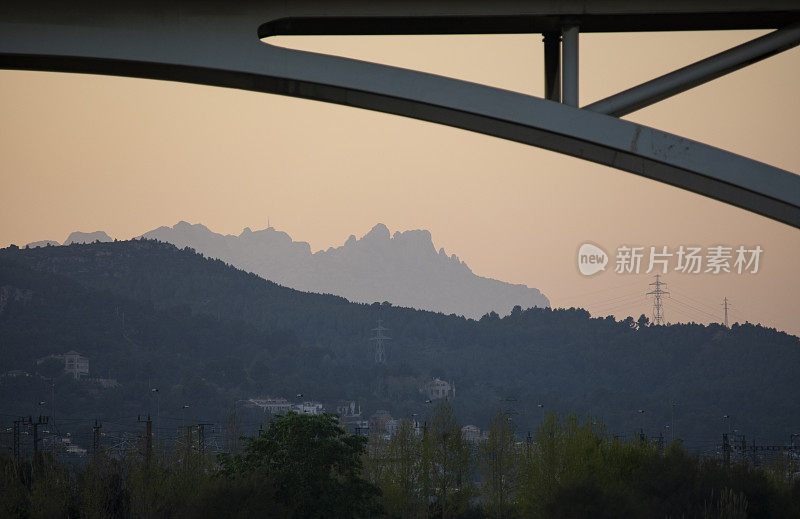 从圣费利柳Llobregat山谷的蒙特塞拉特景色