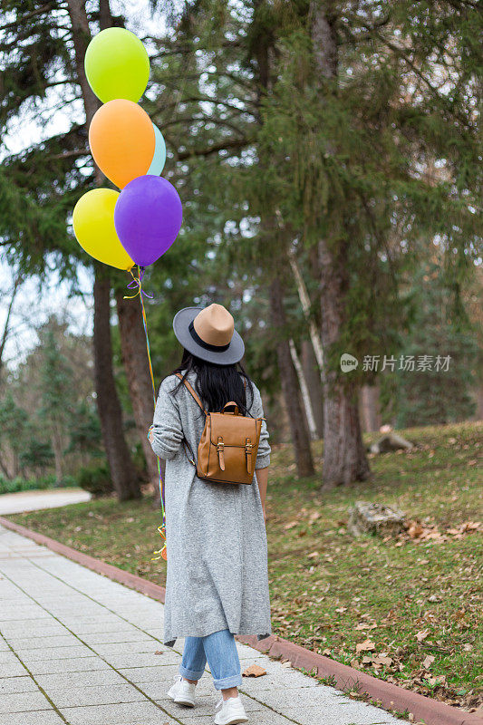 让我们自由和快乐