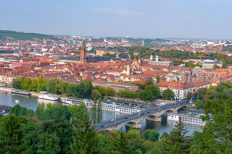 从Käppele庇护所看Würzburg的空中城市视图，德国