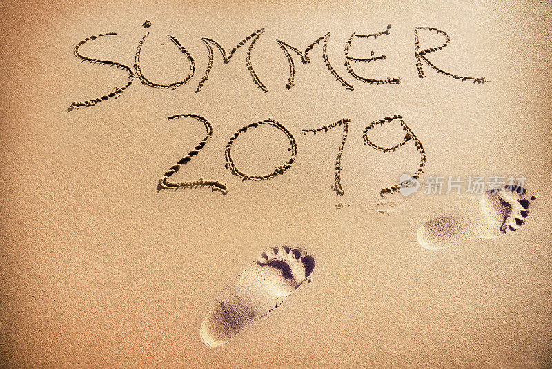 沙滩上写着“2019年夏天”的脚印，俯视图