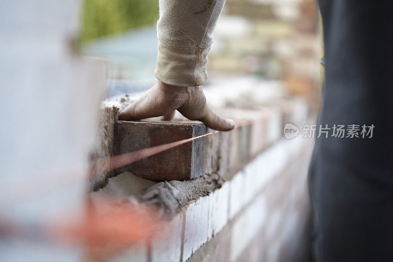 砖匠用再生砖建造新的扩建部分