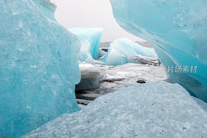 有大块冰块的钻石海滩，靠近冰岛南部的Jokulsarlon冰川泻湖