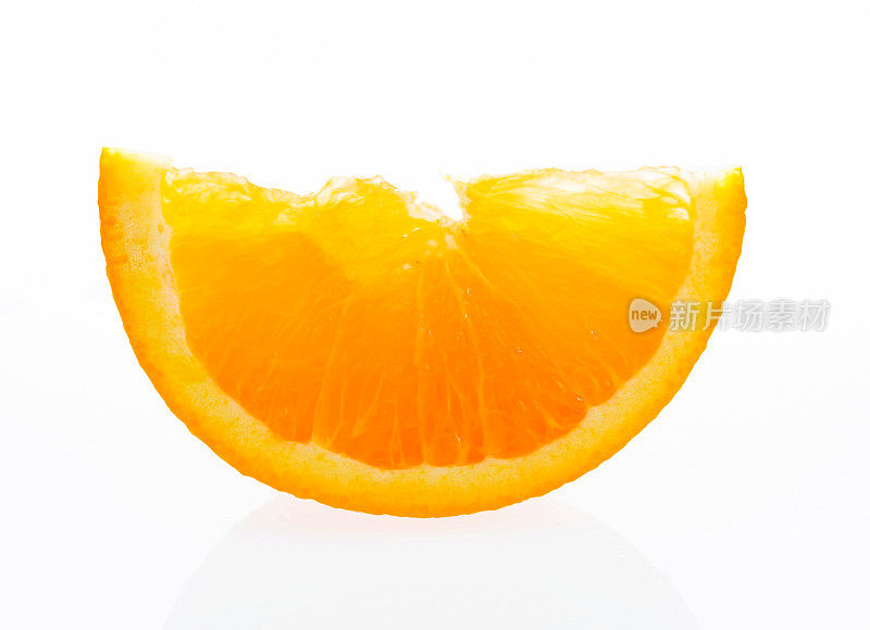 白色背景上的橙色切片