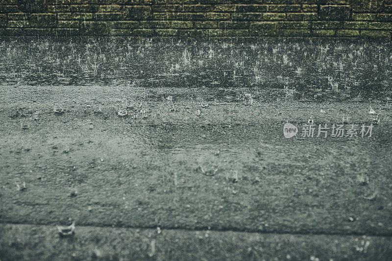 英格兰西北部夏季雷雨期间乡村道路上的暴雨。