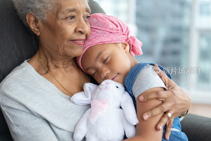 一个女人拥抱身患癌症的孙女