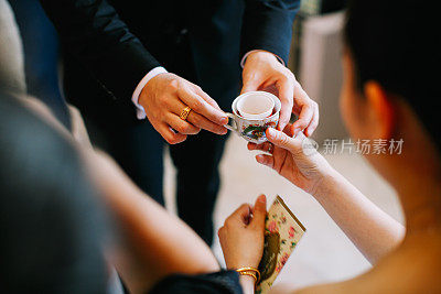 新婚夫妇在中国传统茶道上给老人斟茶