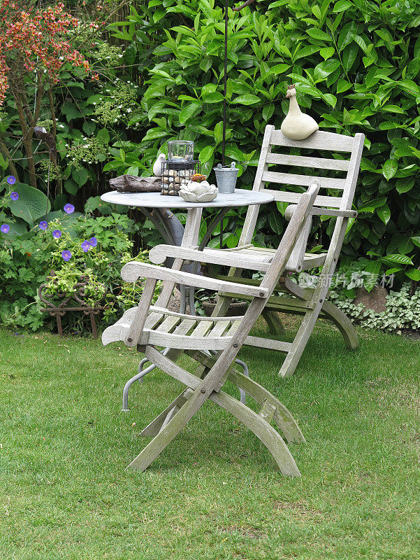 花园里的草坪上有木制的桌椅