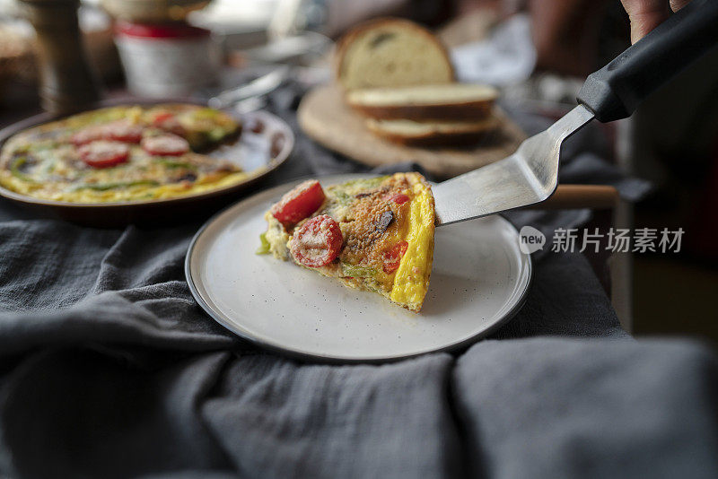 自制健康早餐:番茄香肠肉馅煎蛋饼