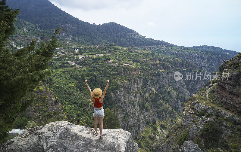 旅行者欣赏风景