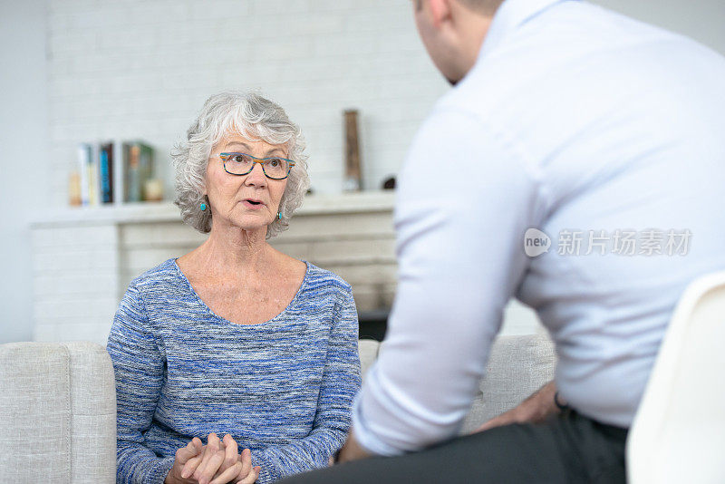 资深女性与治疗师交谈