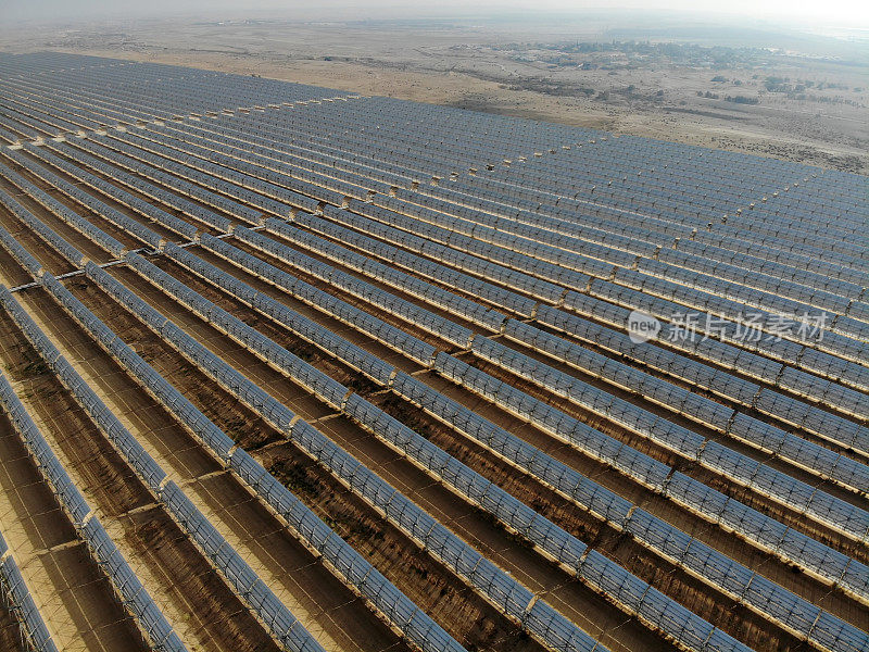 太阳能电池板发电厂的野外农场