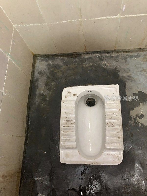 印度德里，公共厕所里的传统印度地板厕所，肮脏和不卫生