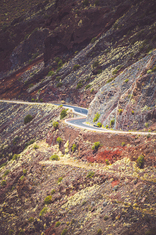 山间蜿蜒的道路