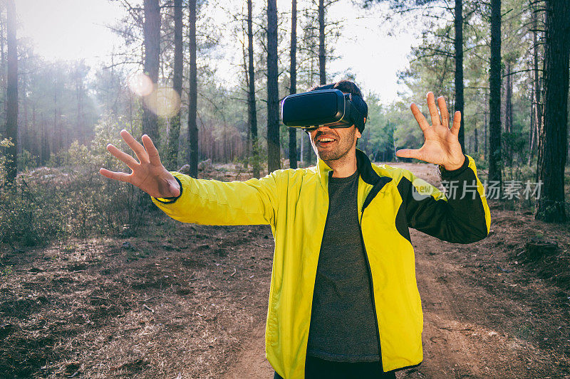 戴着虚拟现实眼镜的年轻人进入森林