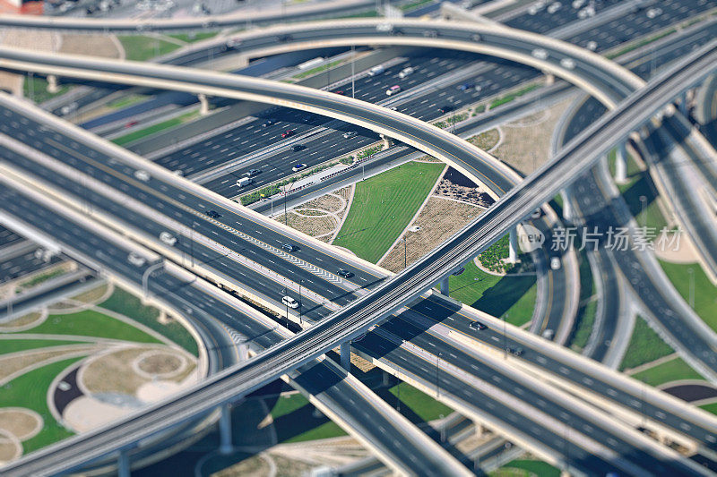 迪拜现代十字路口的交通状况