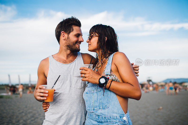 一对年轻夫妇正在浪漫的海滩度假