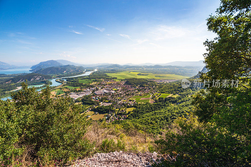 高视角的美景，在埃因省奥弗涅-罗纳-阿尔卑斯地区的Bugey山，库洛斯小镇，罗纳河和著名的布尔热湖在夏季背景