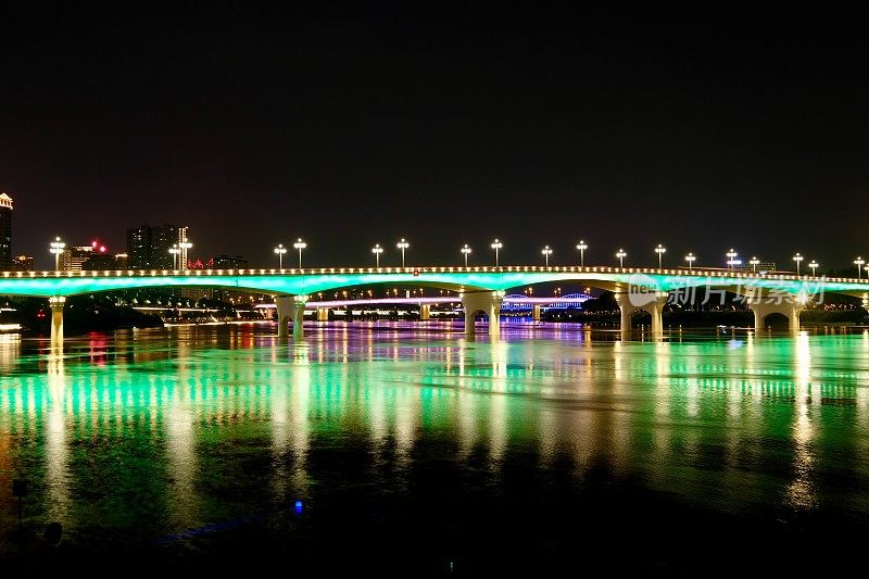 长曝光的桥梁在中国广西南宁市晚上。