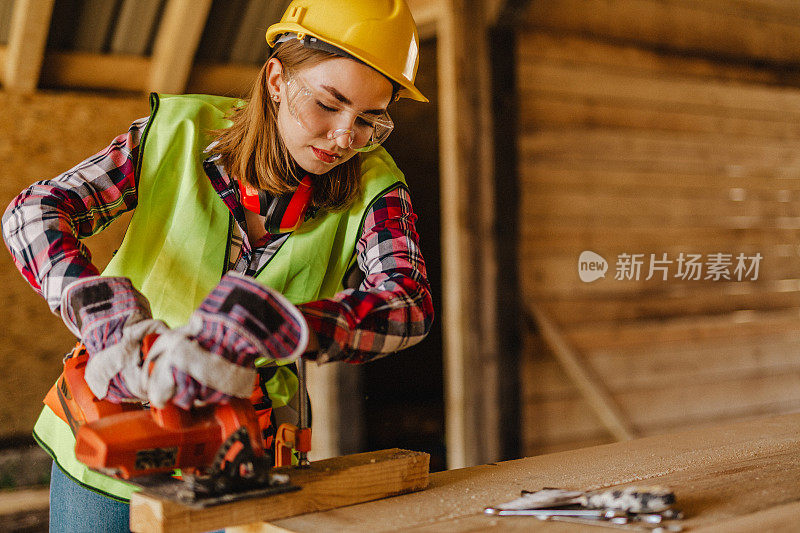 在建筑工地工作的蓝领妇女