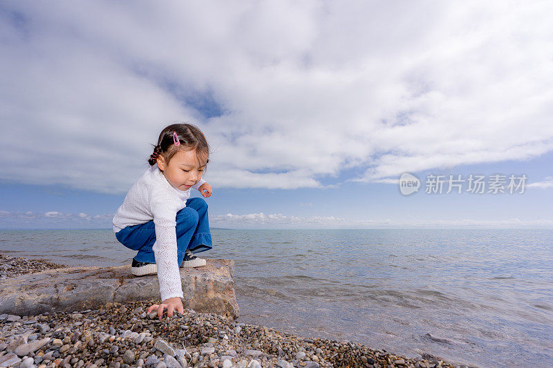 一个小女孩在湖边玩耍