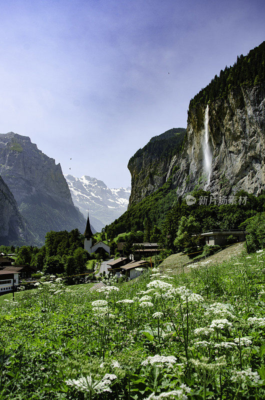 瑞士的Lauterbrunnen山村，有高耸的悬崖和瀑布。