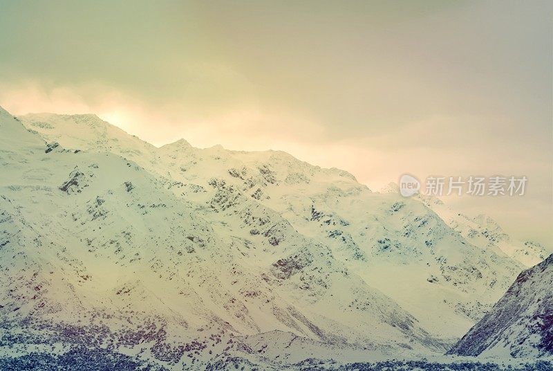 白雪皑皑的山景在黄昏的单色
