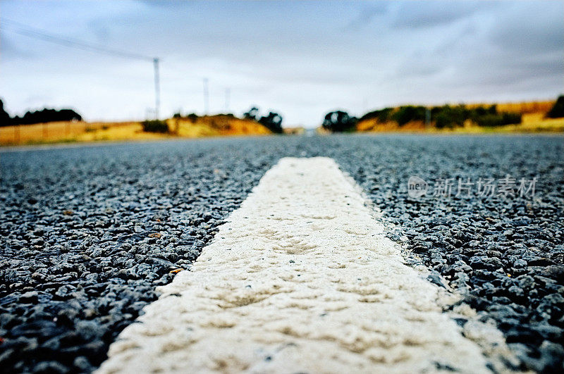 在铺好的道路上画的白色线的极端特写