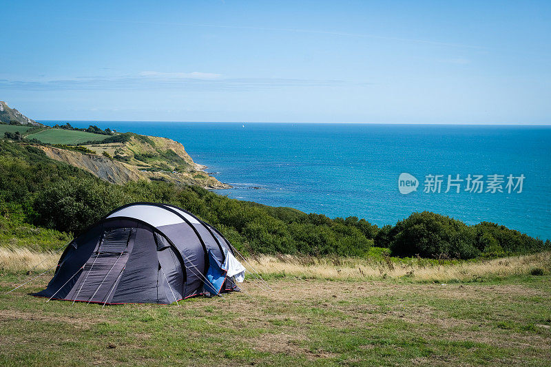 多塞特奥斯明顿米尔斯海岸线边的露营帐篷