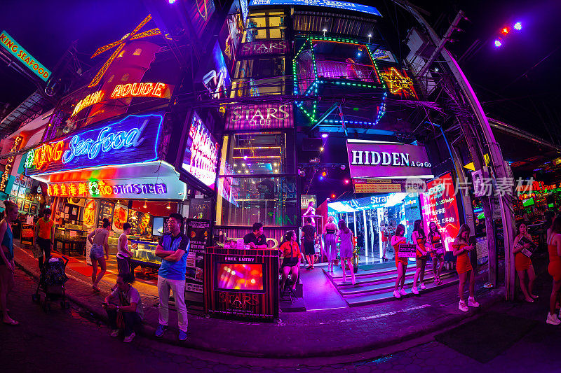 泰国芭堤雅步行街多彩的灯光、音乐娱乐和酒吧。
