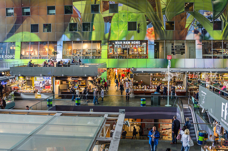 鹿特丹市中心的Markthal商店和餐馆挤满了顾客