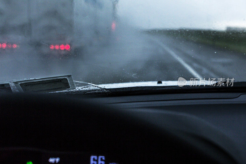 暴雨中高速公路半挂车与汽车擦肩而过