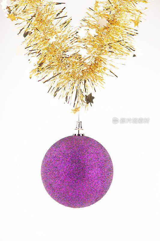 紫色球形圣诞树装饰挂在白色的背景
