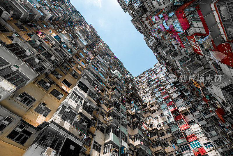 老旧的社区，密集的住宅建筑和观赏多彩的公寓大楼在香港城市