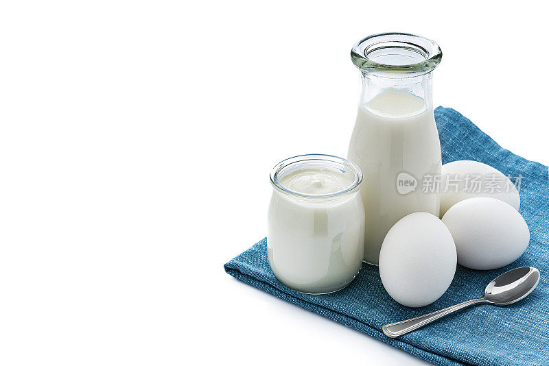 乳制品:牛奶，酸奶和鸡蛋孤立的白色背景