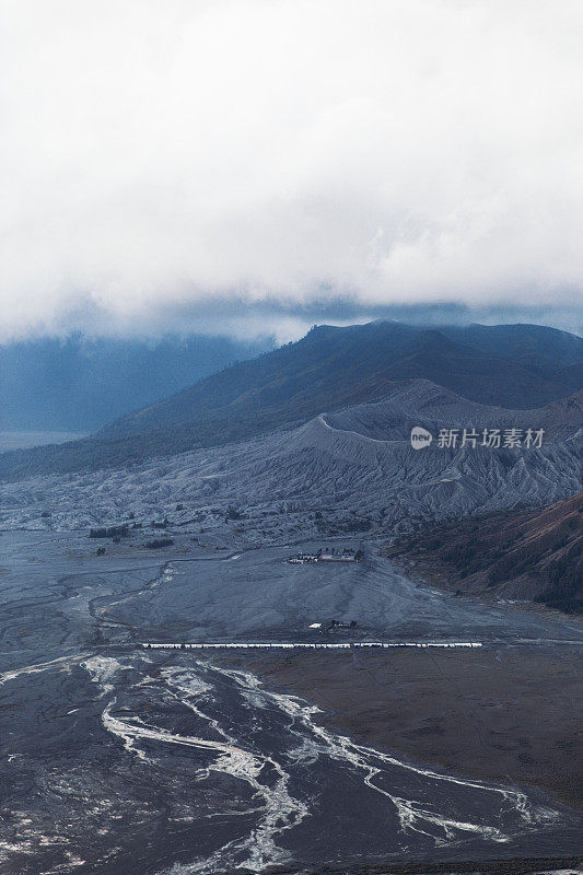 在印度尼西亚的Bromo地区的美丽的火山土地上，壮观的日出景色
